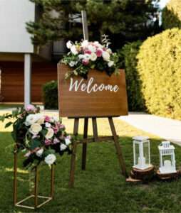 La photo montre un exemple de panneau d’entrée de cérémonie accueillant des invités
